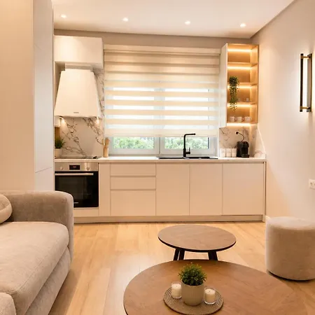 Cozy Near Center With Stylish Design דירה טיראנה